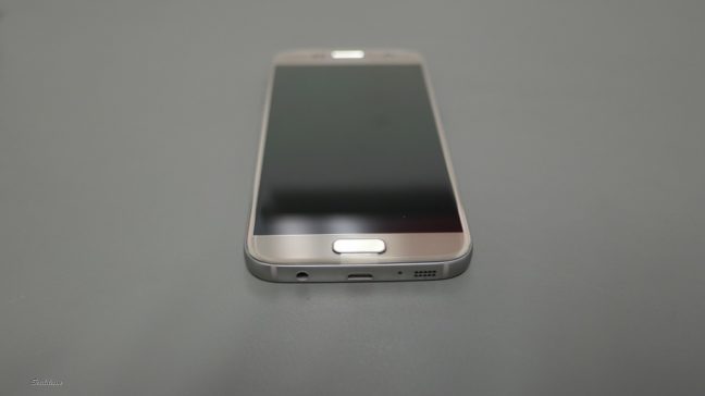 Samsung Galaxy S7 front on table