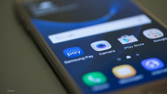 Samsung Galaxy S7 highlighting Samsung Pay