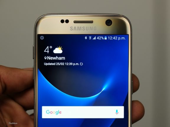 Samsung Galaxy S7 in hand